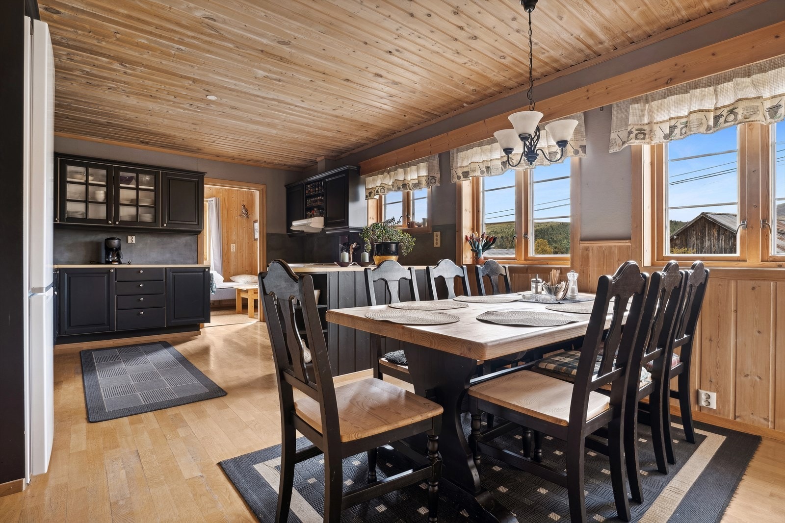 Kjøkken med plass til spisegruppe Galleribilde