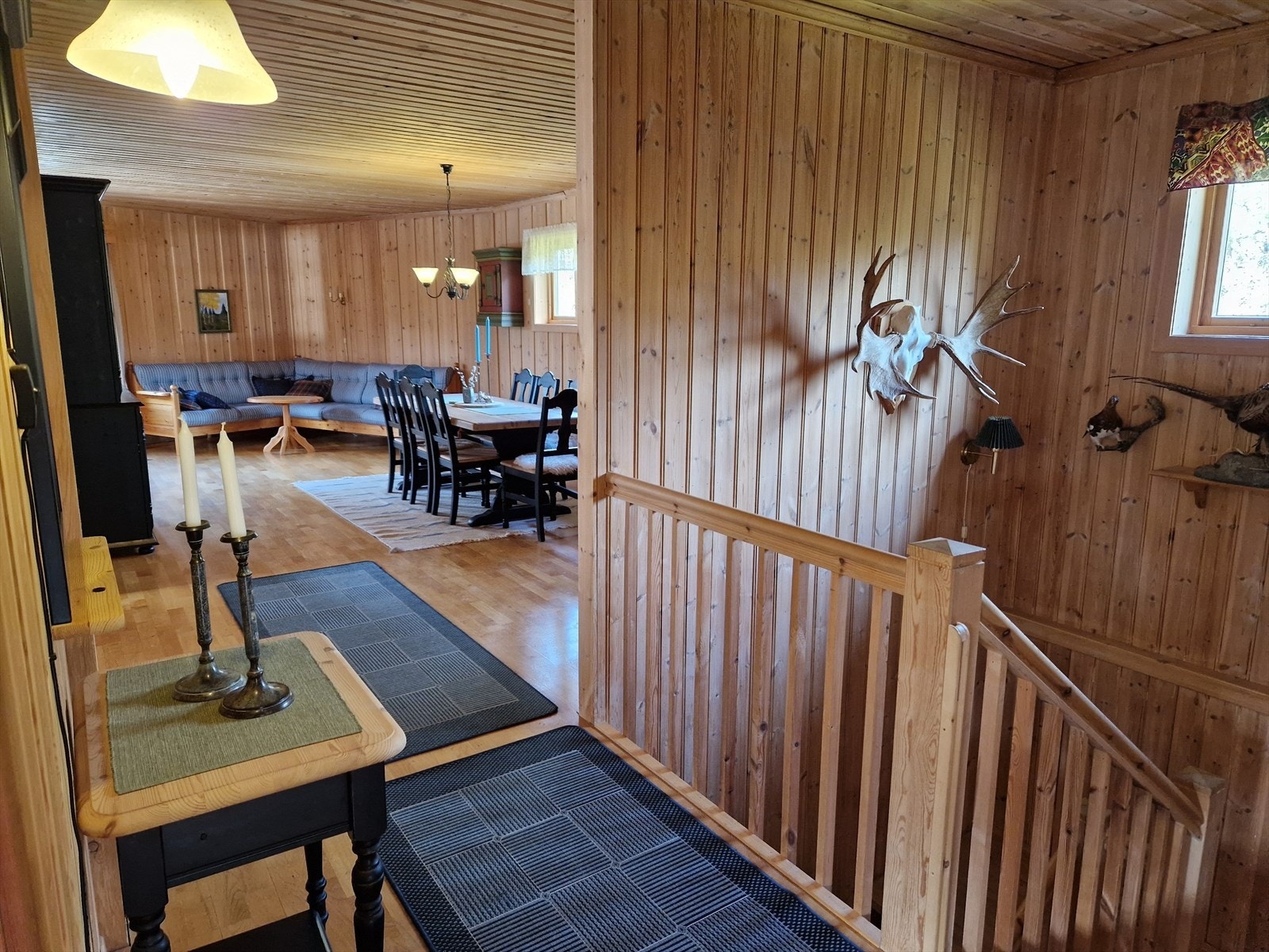 I boligens andre etasje finner man blant annet stue og spisestue. Galleribilde