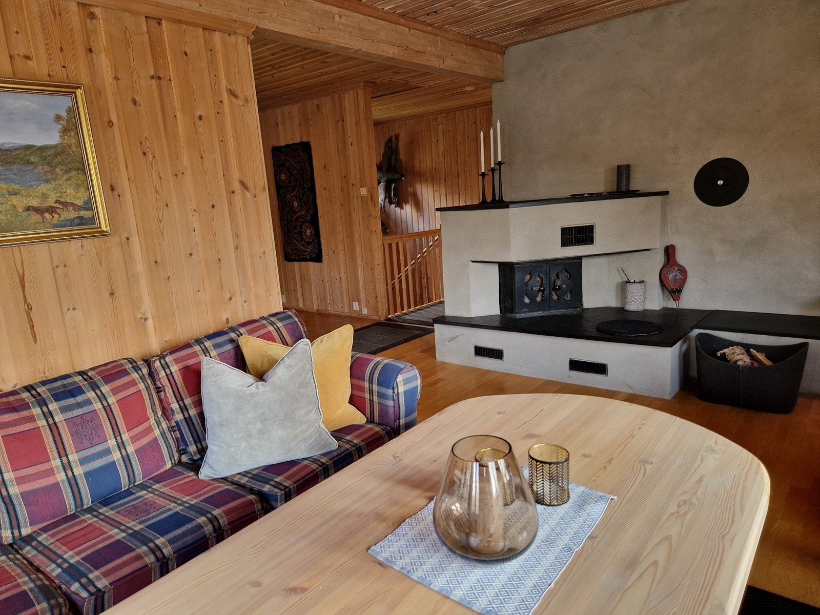 Ved boligens stue er det en stor og sjarmerende peis som gir godt med varme. Galleribilde