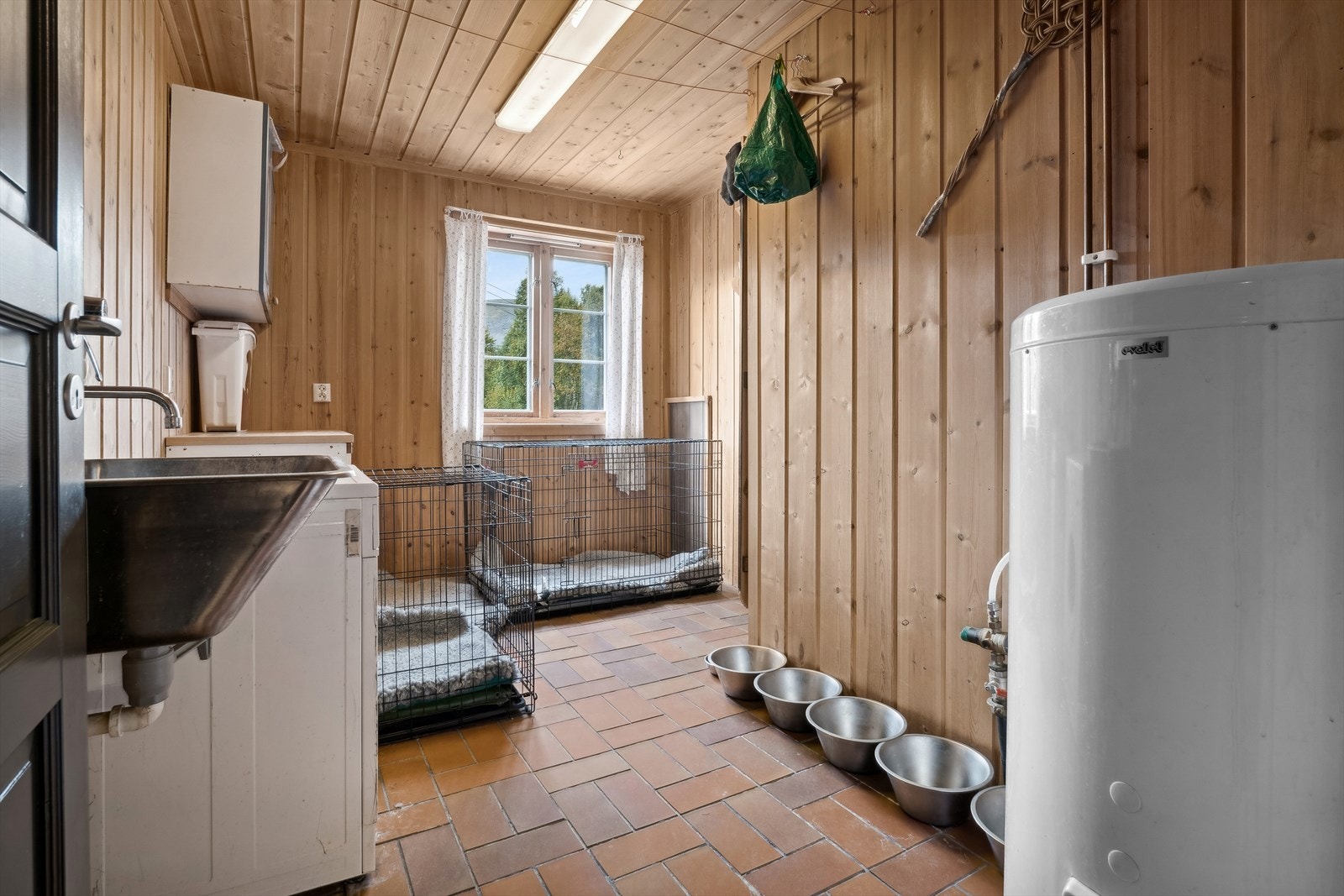 Vaskerom i 1 etg. med varmtvannsbereder og fliser på gulv Galleribilde