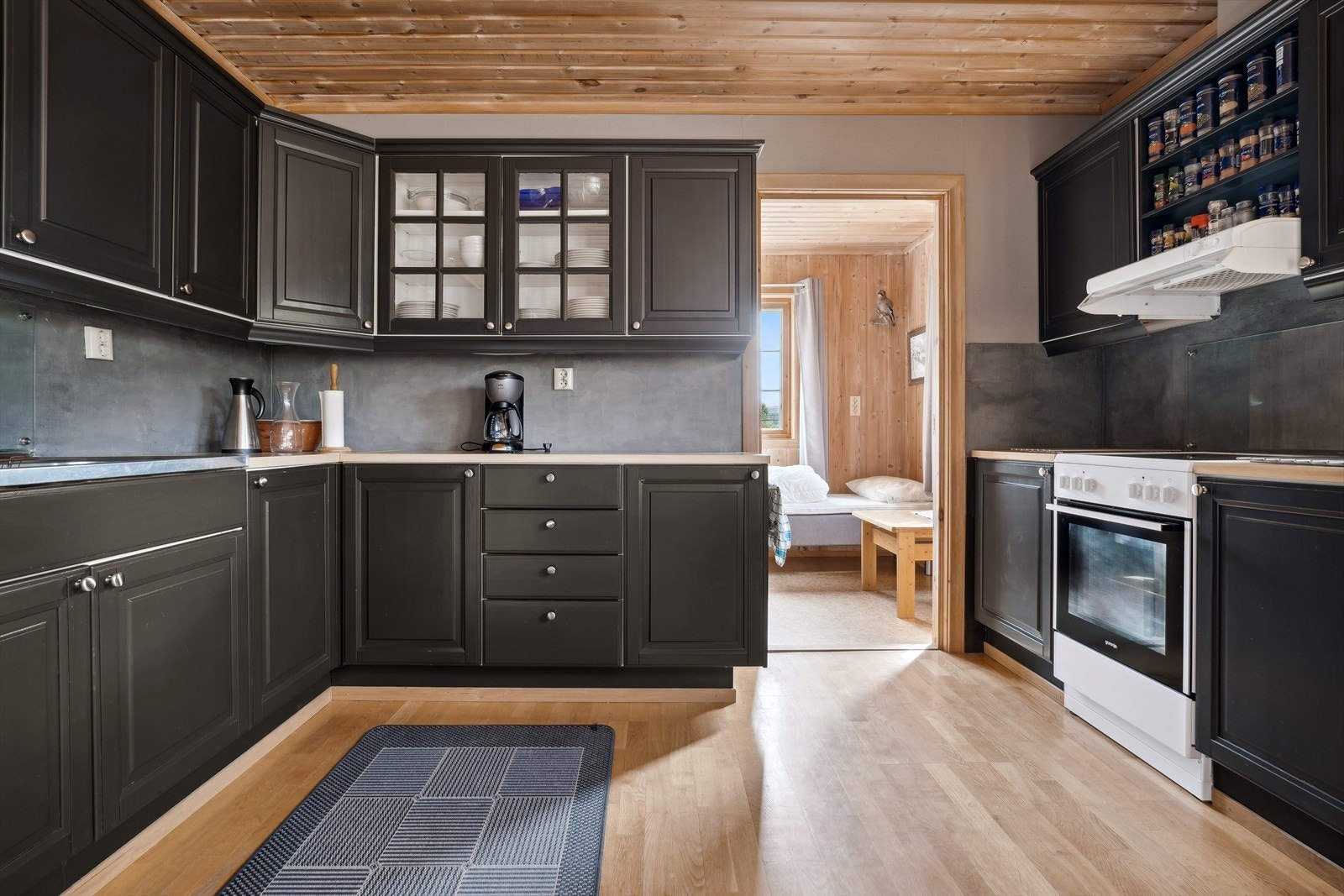 Mørk kjøkkeninnredning som gir et tidsriktig preg. Innenfor kjøkkenet finner man boligens femte soverom. Galleribilde