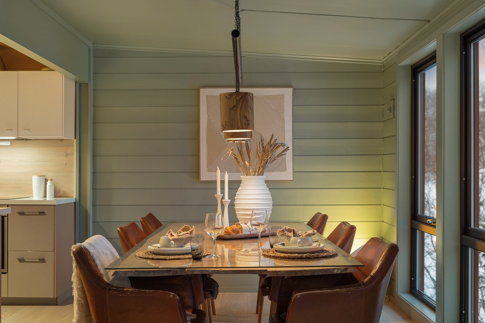 Store deler av boligens veggflater ble oppmalt i perioden 2022-2023 i rolige, tidsriktige fargetoner. Nåværende eier opplyser om at veggflater i 2. etasje ble oppmalt i 2022. Galleribilde