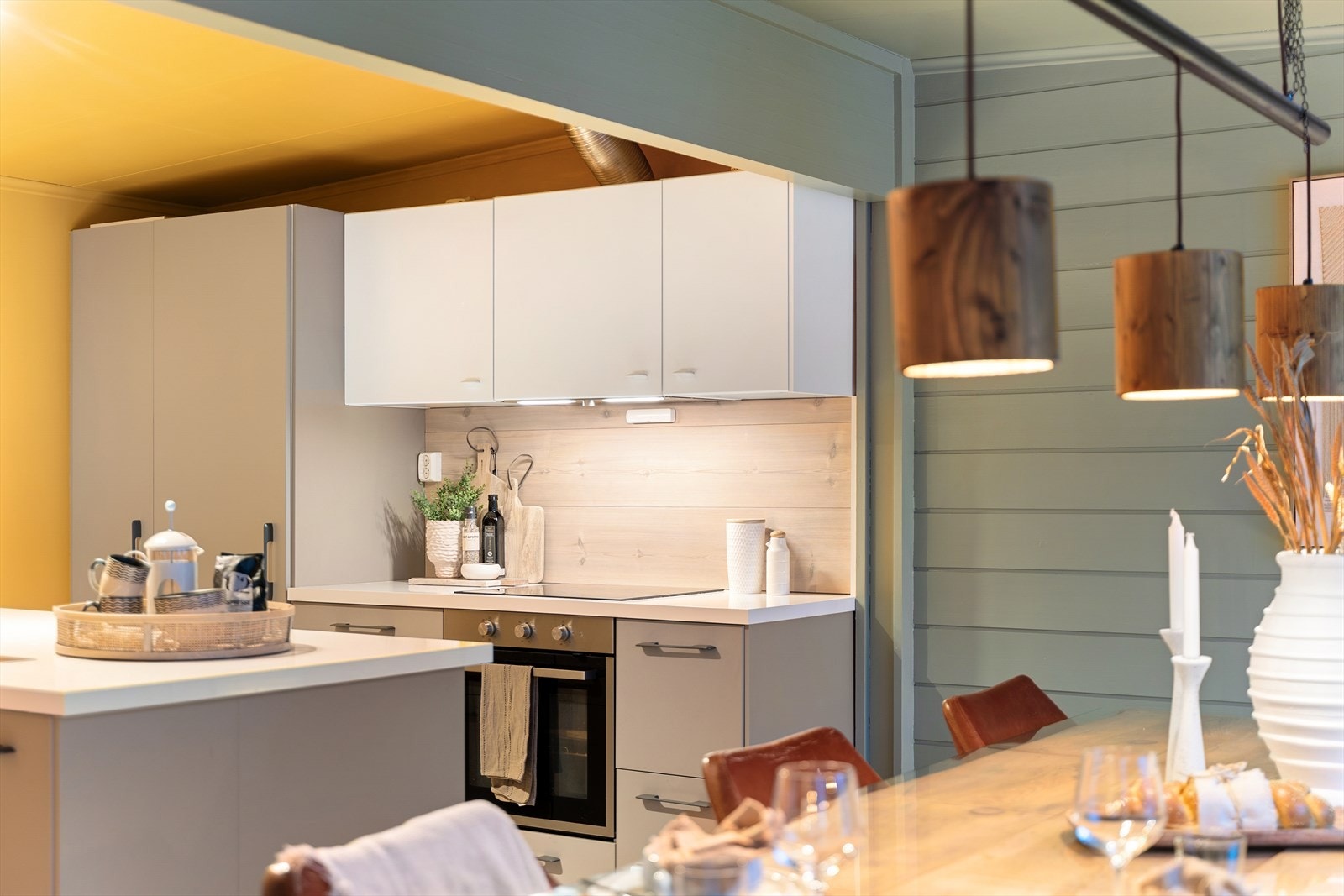 Familiekjøkkenet fra IKEA ble pusset opp i 2019 i regi tidligere eier, og har godt med oppbevaringsplass i over- og underskap, skuffer samt store flater for gunstige arbeidssoner. I tilknytning kjøkken har man også tilgang på bod og tørkeloft på ca. 7 m². Galleribilde