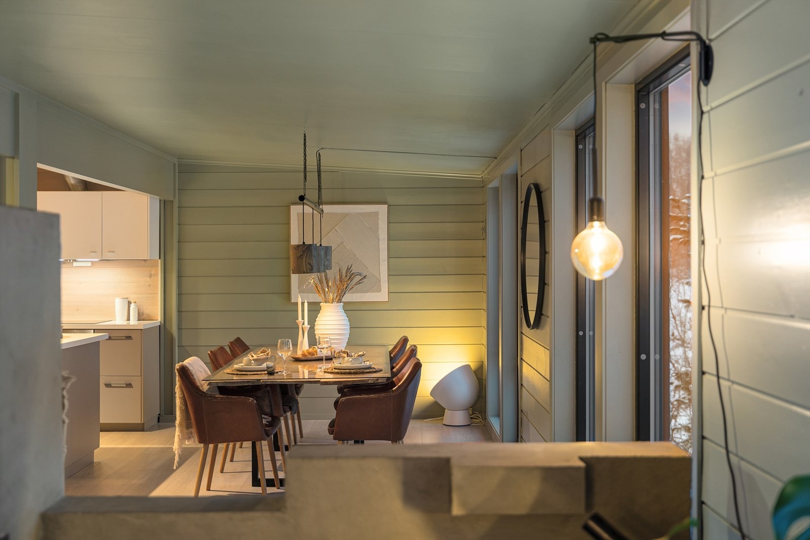 Spisestuen har sin naturlige plass i rommet og fungerer som et bindeledd mellom kjøkken og stue, med en sosial og innbydende atmosfære. Her kan man fint sette inn bord med klaff/ileggsplater som enkelt tilpasses etter større selskap. Galleribilde