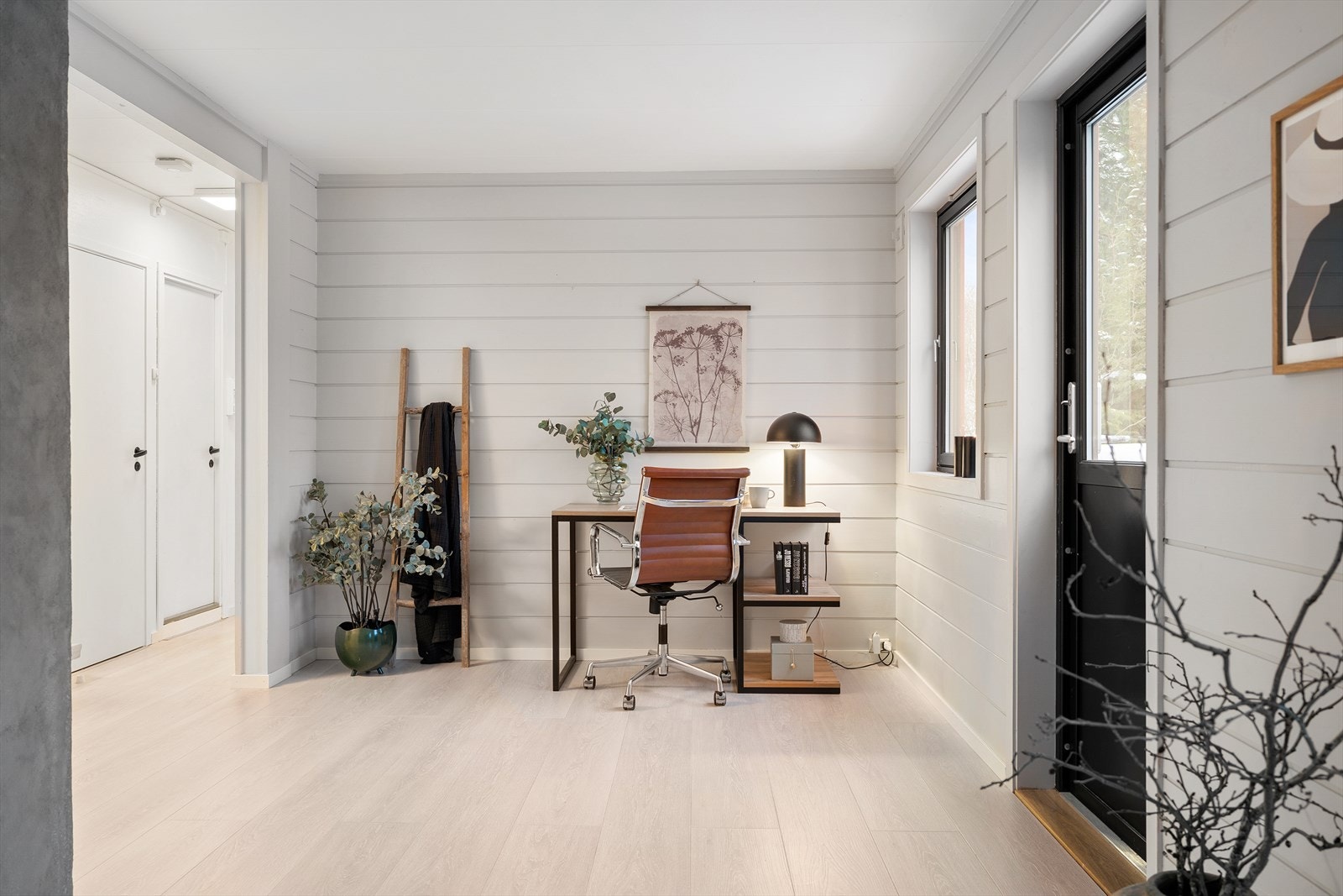 Et smart kontorhjørne et etablert i 1. etasje, og gir gode arbeidsforhold og naturlig dagslys fra de store vindusflatene. Her har man også direkte utgang til balkongen på baksiden av rekkehuset. Galleribilde