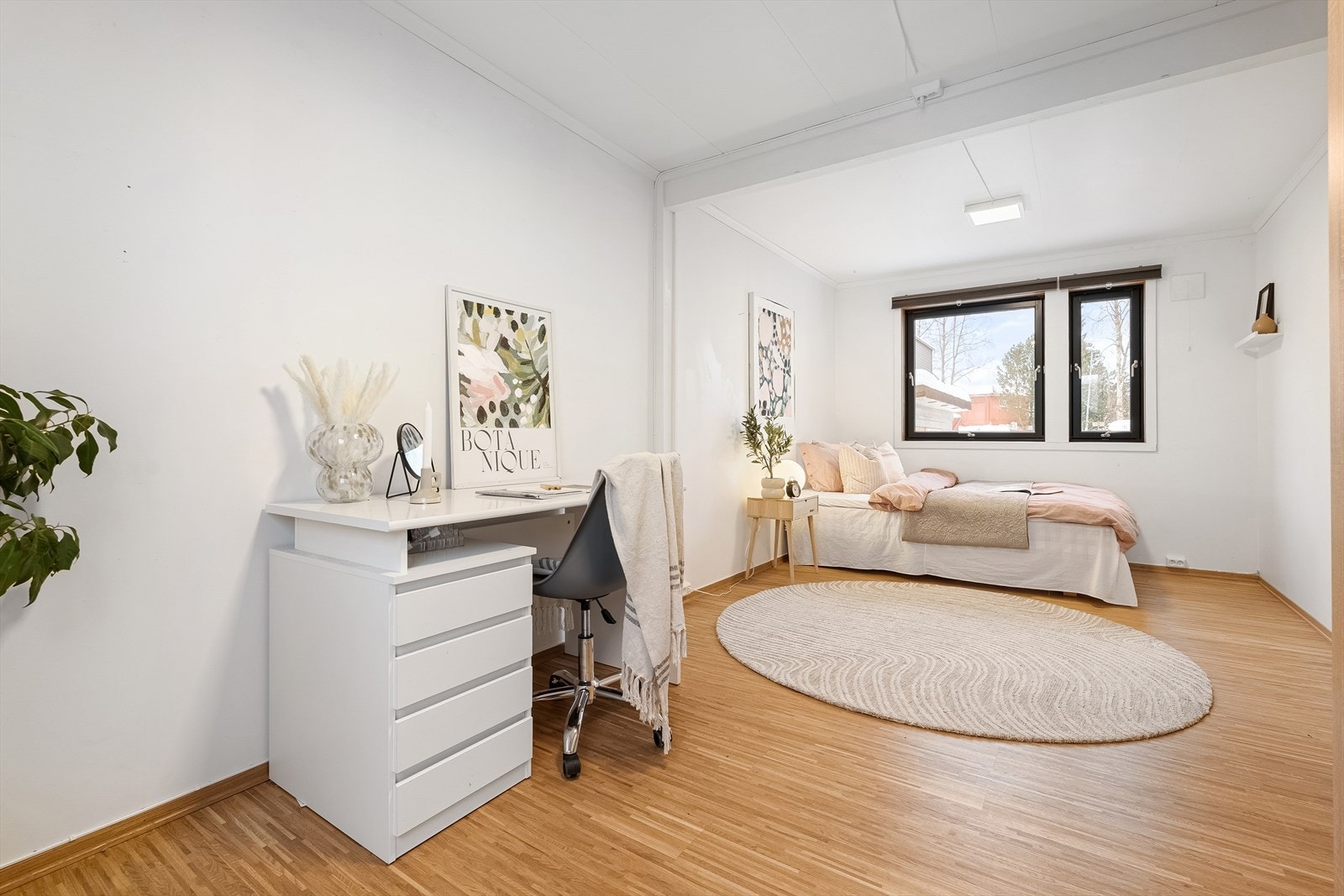 Det største soverommet på 15,7 m² oppleves som lyst, og lar seg enkelt innrede med dobbeltseng, nattbord og garderobeskap eller kommode for oppbevaring. Galleribilde