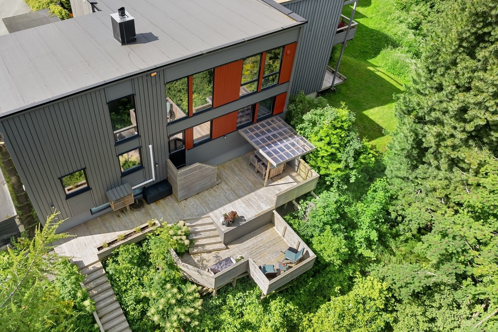 Dronefoto av boligen på sommerstid. Galleribilde