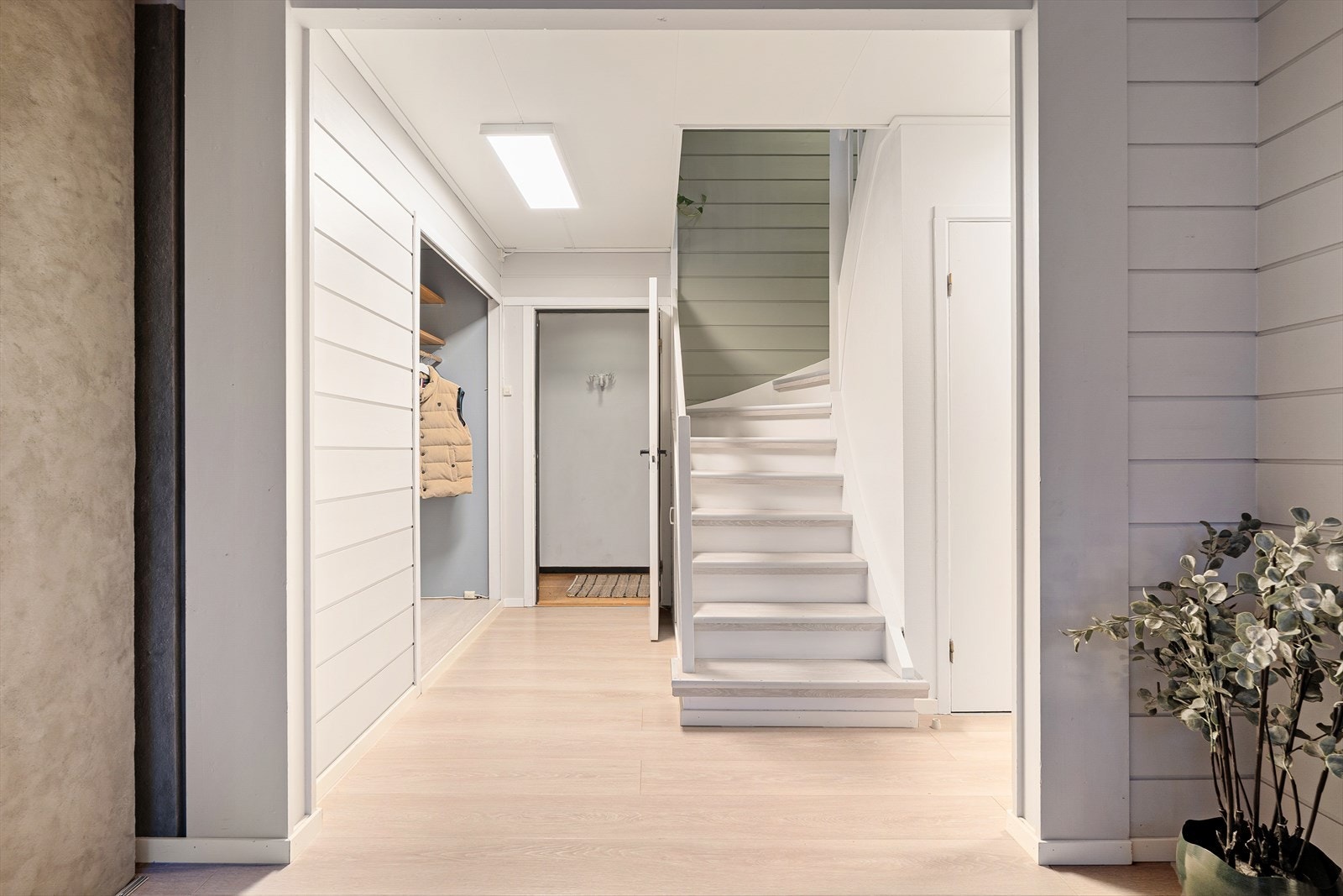 En lys og innbydende entré er noe av det første som møter deg, og gir et godt førsteinntrykk. Her har nåværende eier etablert hyller og oppheng for praktisk lagring av yttertøy og sko. Galleribilde