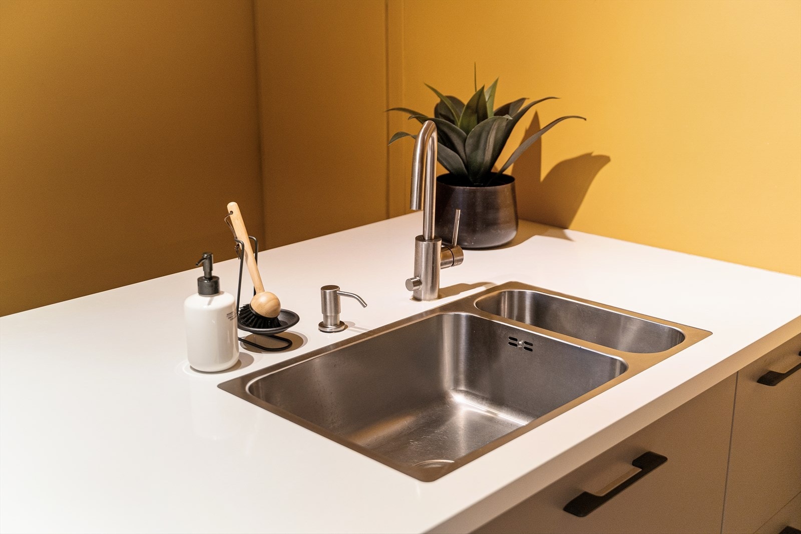 Takstmann har gjennomført en tilstandsvurdering i anledning salg, og har selvsagt gitt kjøkkenet tilstandsgrad 1 i rapport. Trygt og forutsigbart for en ny kjøper. Galleribilde