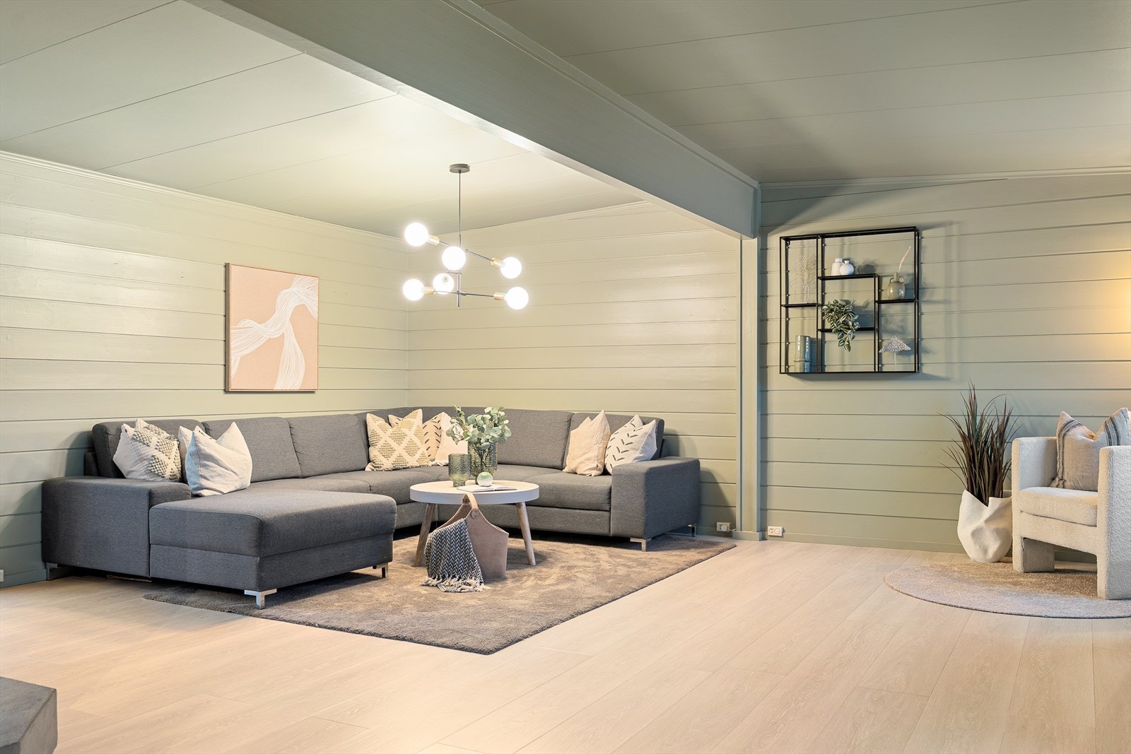 Hjemmet har hatt flere oppgraderinger de siste årene, som blant annet etablering av utvendig platting i perioden 2022-2025, ny utebod foran, oppusset baderom i 2020/21, samt oppusset kjøkken i regi av tidligere eier. Galleribilde