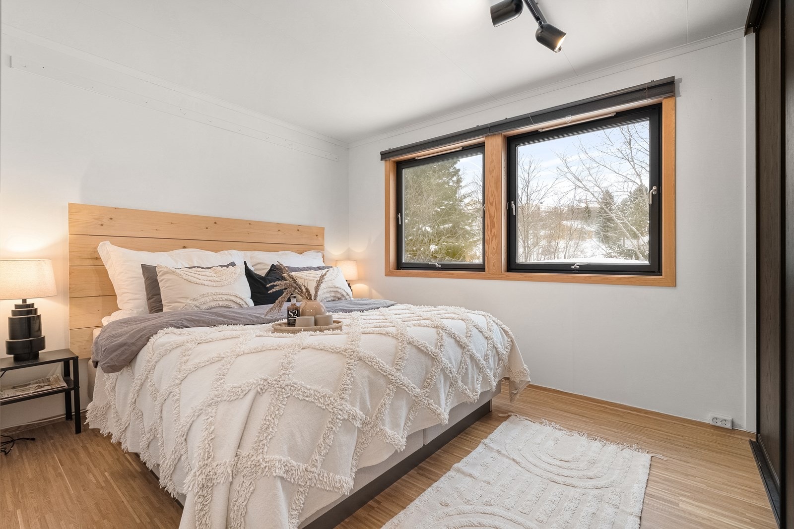 Hjemmet har 3 flotte soverom på hhv. 15,7, 10,8 og 7 m². Hovedsoverommet på 10,8 m² holder en nøytral fargetone og får inn godt med lysinnslipp fra vindusflatene. Galleribilde