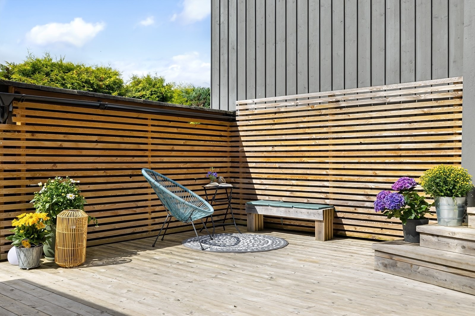 Uteplass i front på sommerstid. Galleribilde