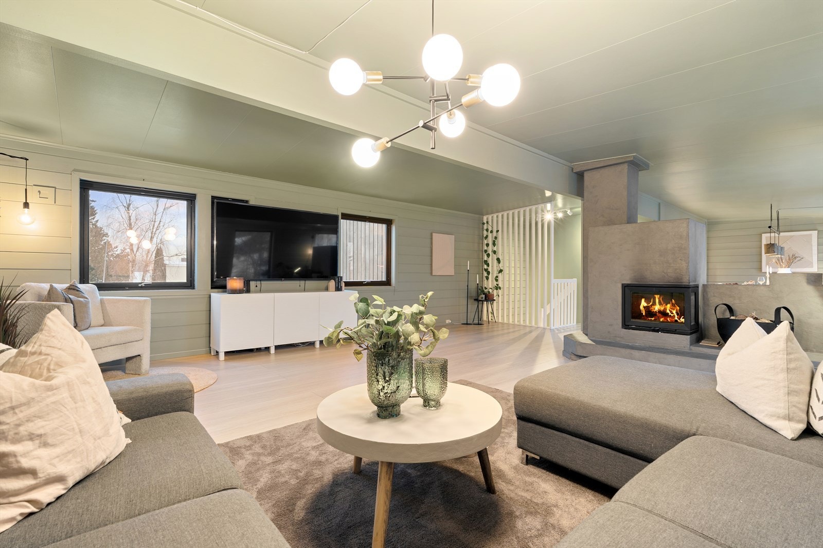 : Etasjen har en flott planløsning med stue og kjøkken i en åpen løsning på nesten 70 m². Hjemmet oppleves som gjennomlyst med sine store vindusflater mot flere himmelretninger, noe som tilføyer rikelig med naturlig lysinnslipp. Galleribilde