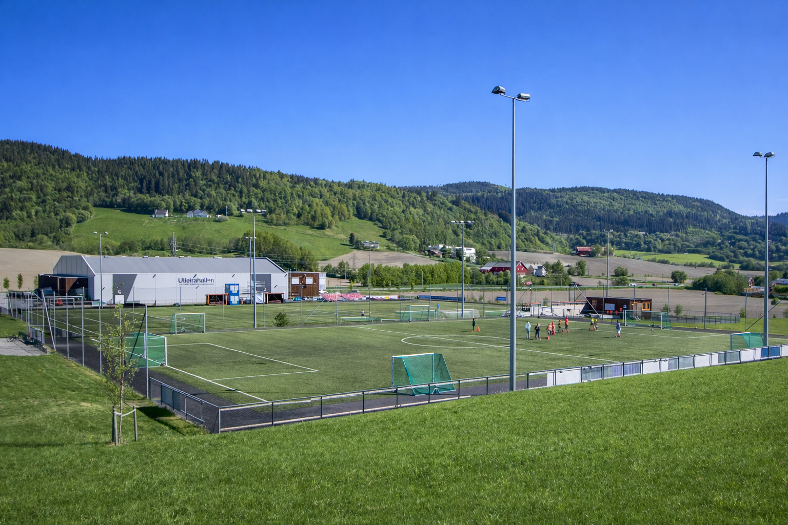 Utleirahallen ligger 4 minutter med bil fra boligen og har fine aktivitetsmuligheter og kunstgressbane. Galleribilde