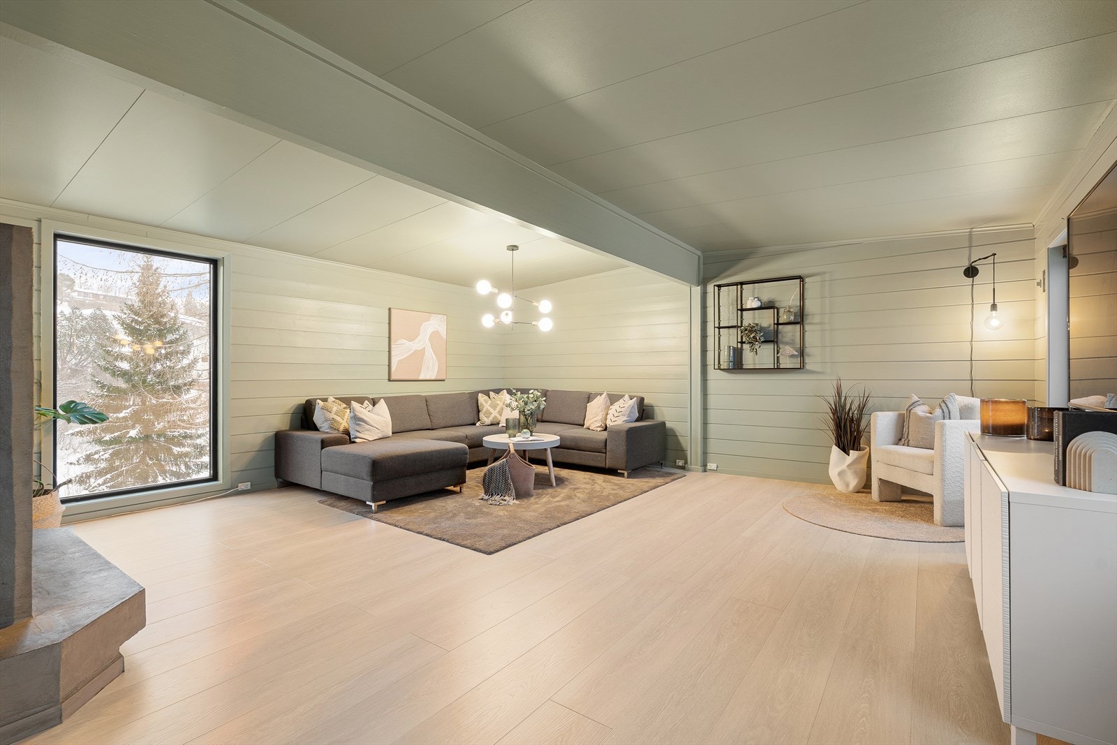 Boligen har en ypperlig endebeliggenhet i boligfeltet, vendt mot grønne og rolige omgivelser, med lite innsyn og gode solforhold. Her får du en familievennlig planløsning med flere soverom, lyse oppholdsrom og fine uteplasser. Galleribilde