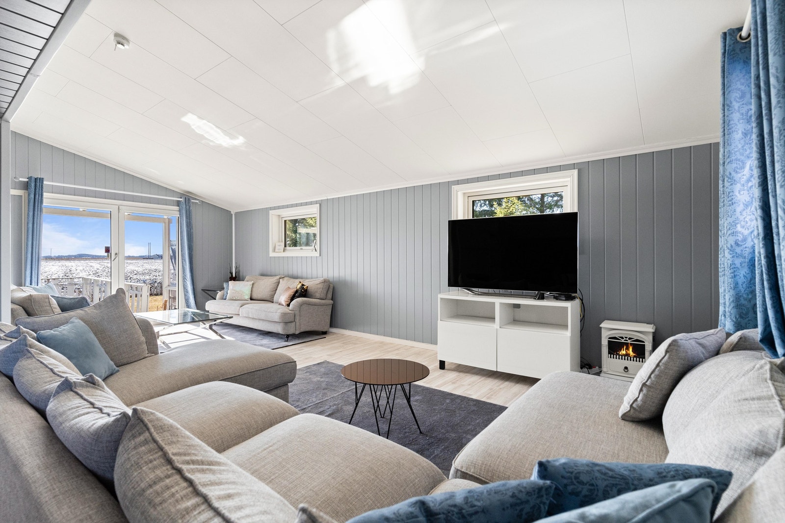 Boligen har en stor og lys stue. Galleribilde