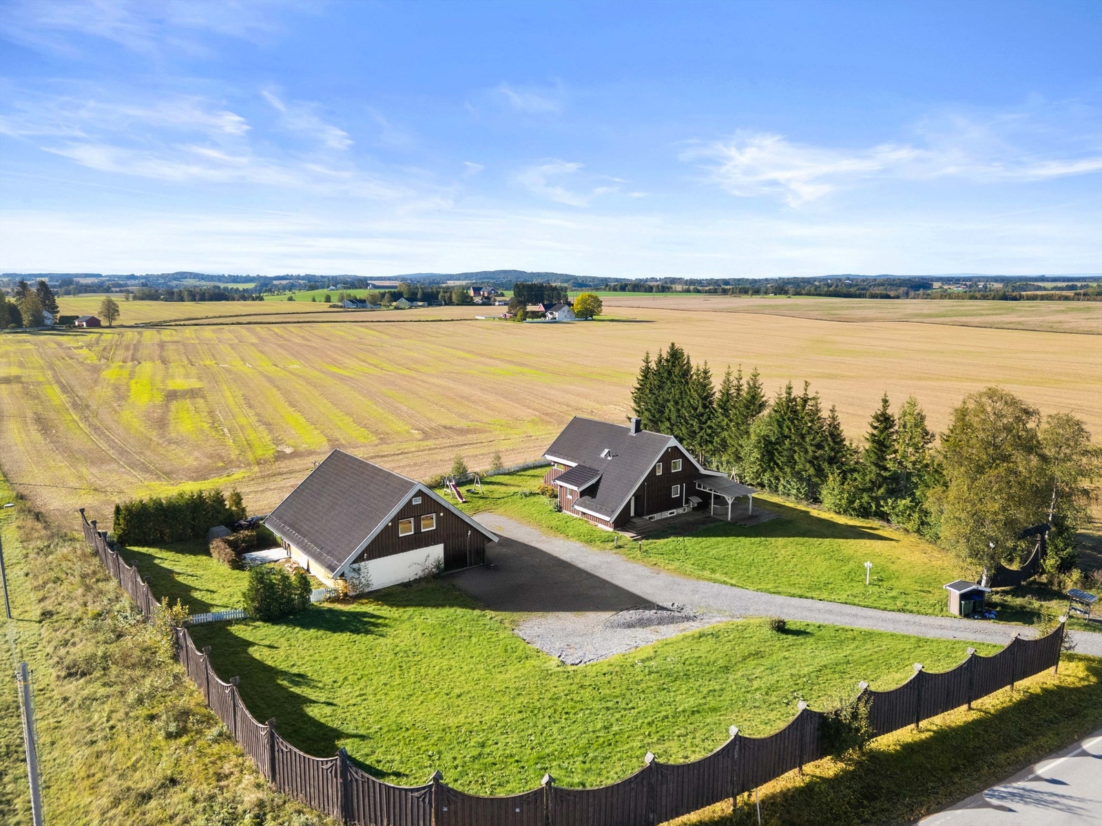 Tomten er romslig og gir rikelig med muligheter for å skape et fristed utendørs, enten det er for avslapning eller lek. Eiendommen består av to GNR og BNR. Galleribilde
