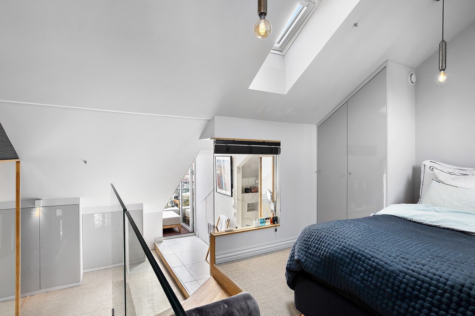 Overlysvinduer i loftsetasjen sørger for et lyst og luftig innemiljø. Galleribilde