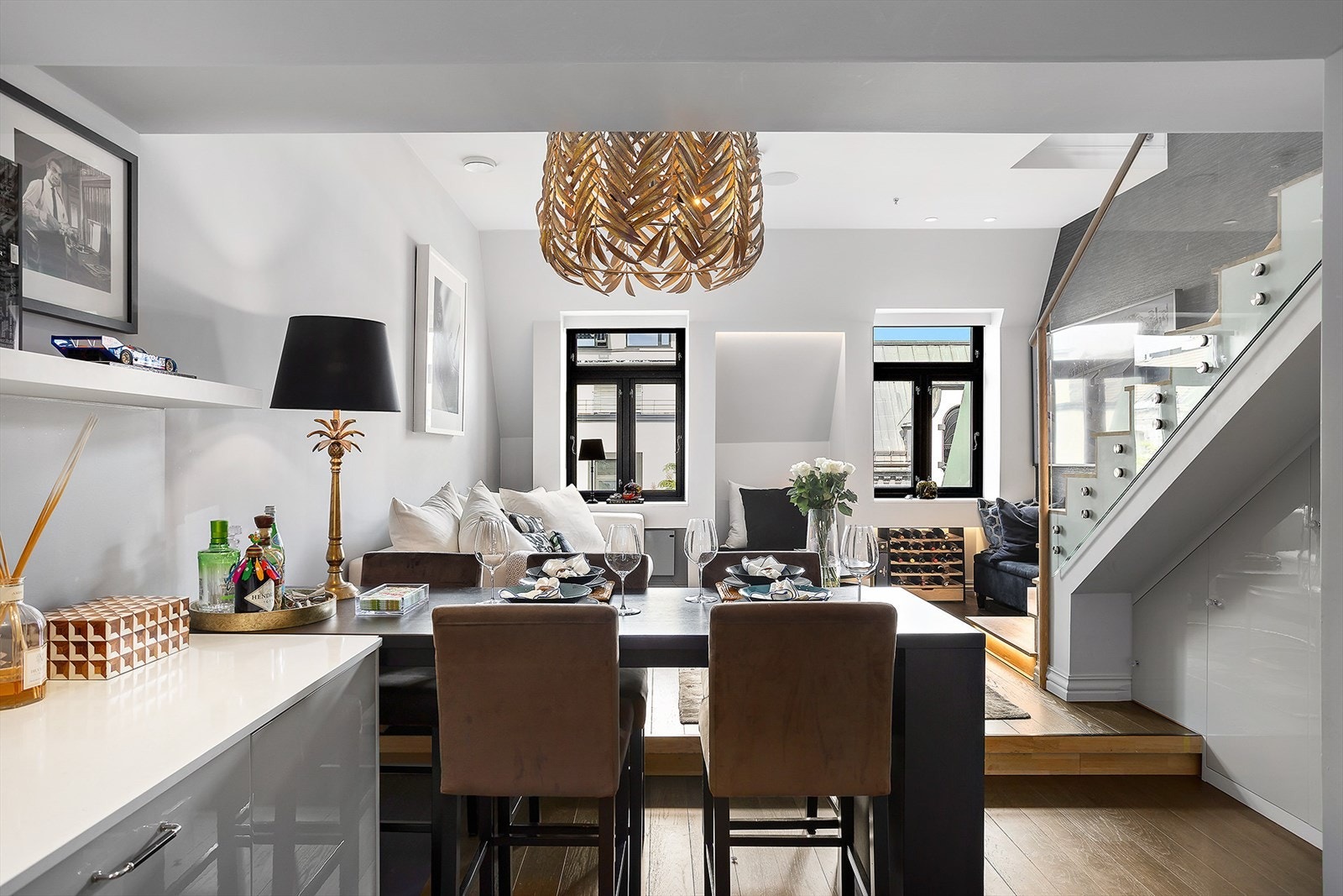 Luftig og lys stue med over 2,7 meter takhøyde - en perfekt ramme for hverdagsluksus. Galleribilde