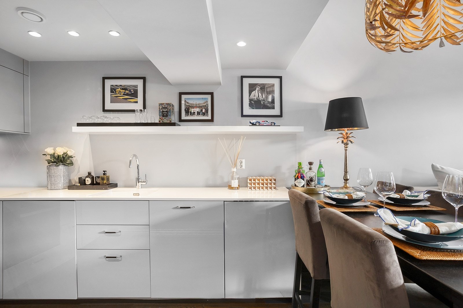 Lekker benkeplate i kompositt og hvitevarer integrert i innredningen. Galleribilde