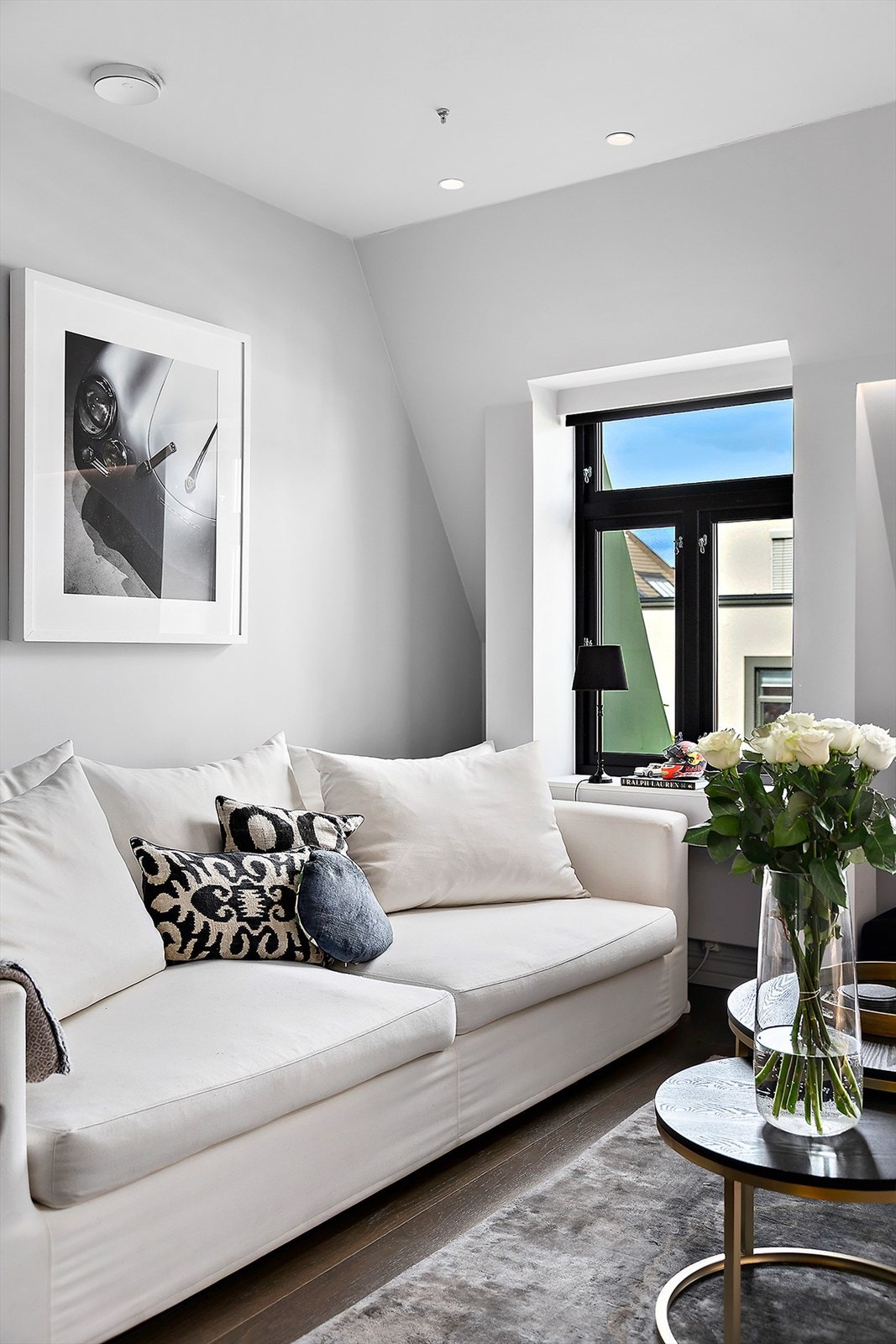 Kombinasjonen av høye tak og gjennomgående lys gir en imponerende romfølelse - Nye vinduer i 2021. Galleribilde