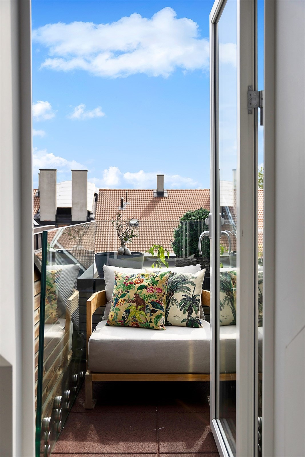 Takterrassen og de mange vinduene binder inne- og uterom sømløst sammen. Galleribilde