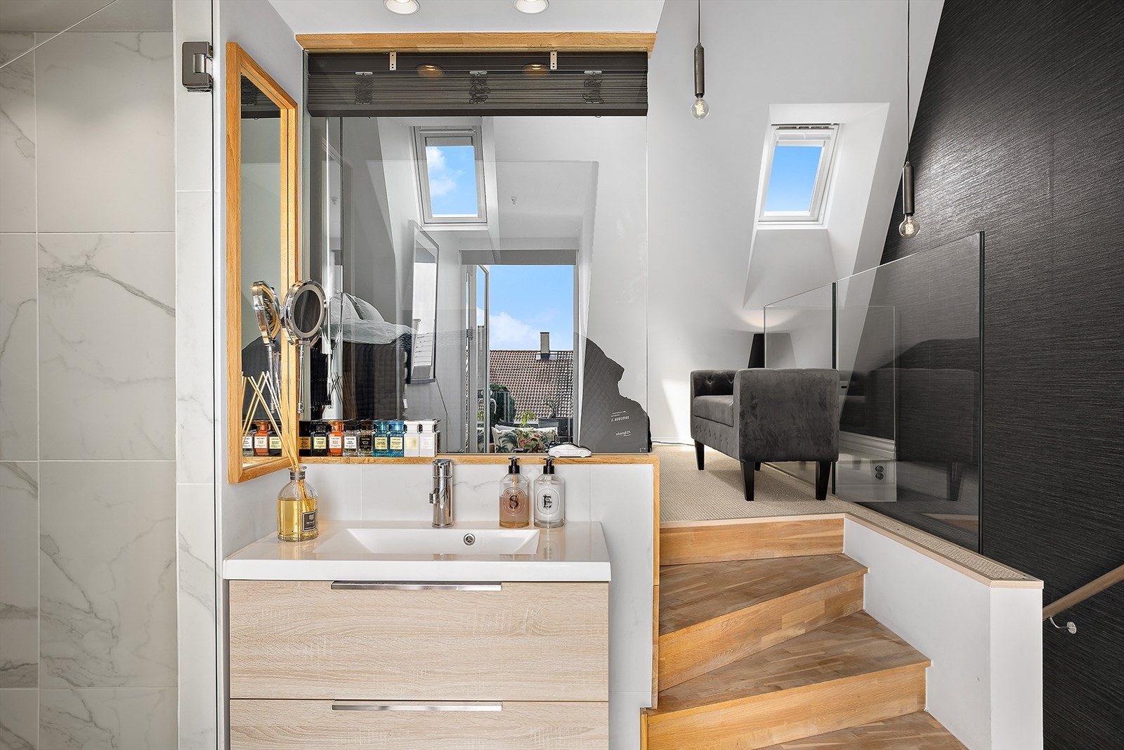 Sollyset flommer inn fra flere himmelretninger - En sjelden kvalitet. Galleribilde