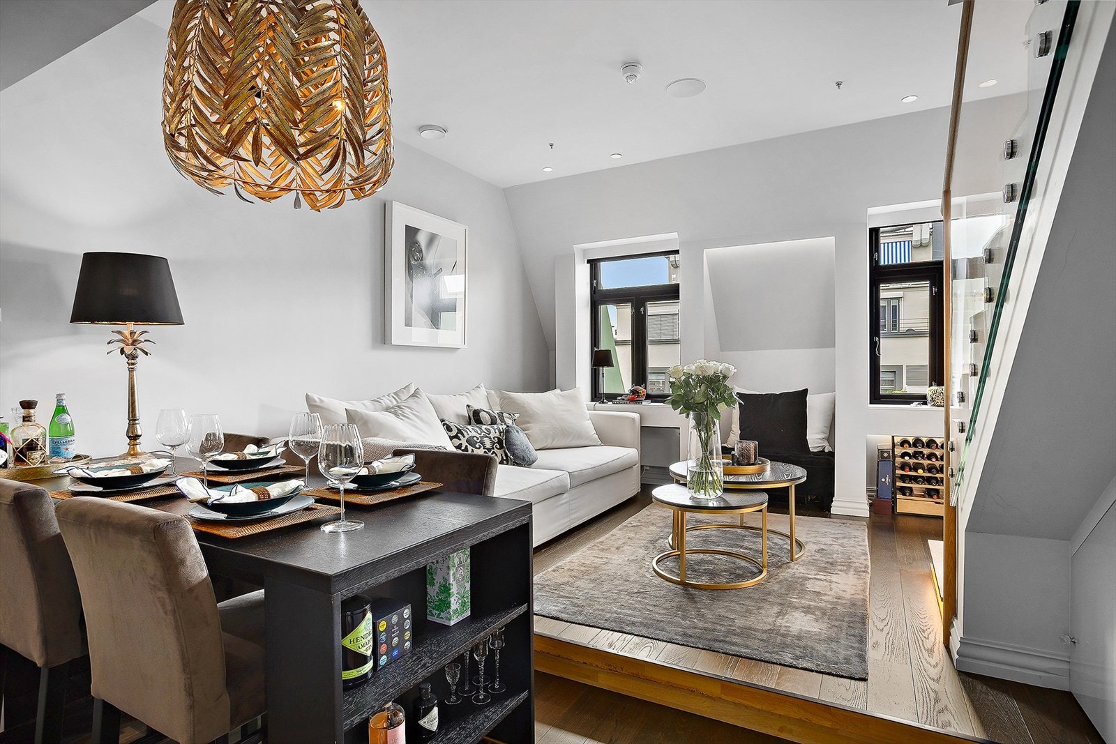 Gulvet er belagt med en elegant enstavs parkett - Det er flere møbleringsmuligheter og naturlige soneinndelinger i stuen. Galleribilde