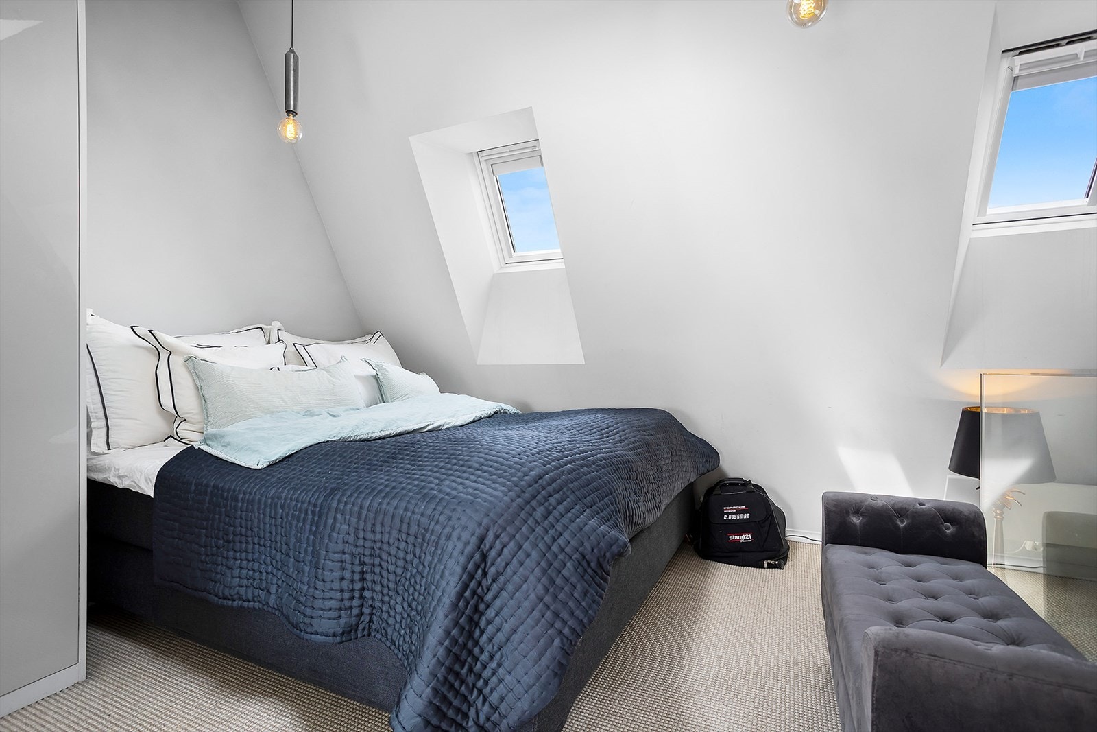 Naturlig lys fra takvinduer med screens. God plass til en større dobbeltseng og øvrig møblement. Galleribilde