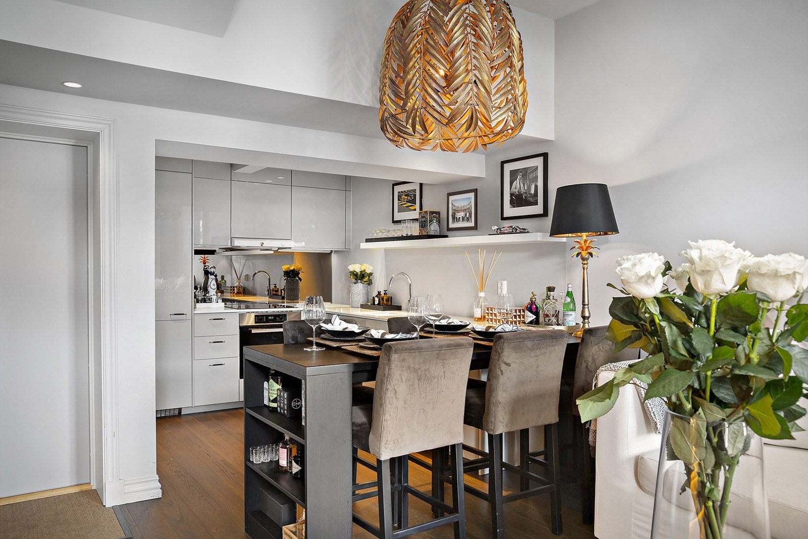 Åpen planløsning som smelter sammen kjøkken og stue til ett sosialt allrom. Galleribilde