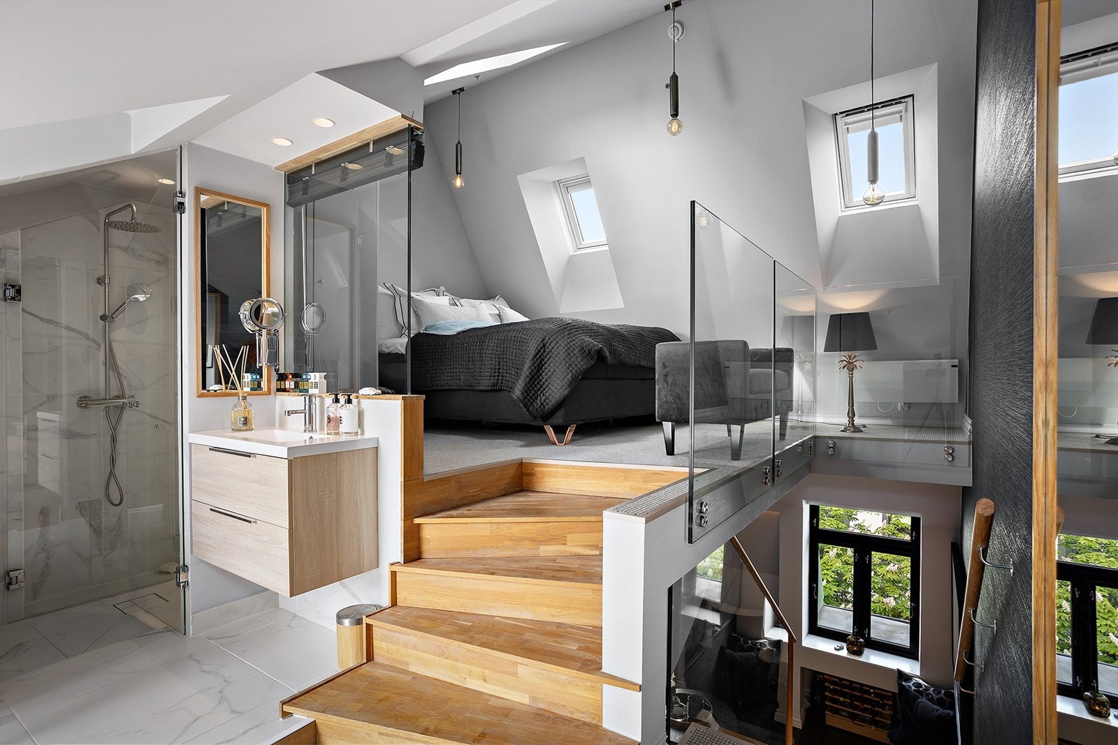 Videre ankommer du et rolig og skjermet soverom under skråtak. Galleribilde