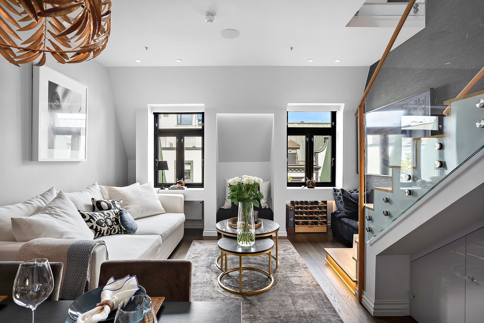 Boligen er preget av velvalgte materialer og en harmonisk fargepalett. Galleribilde