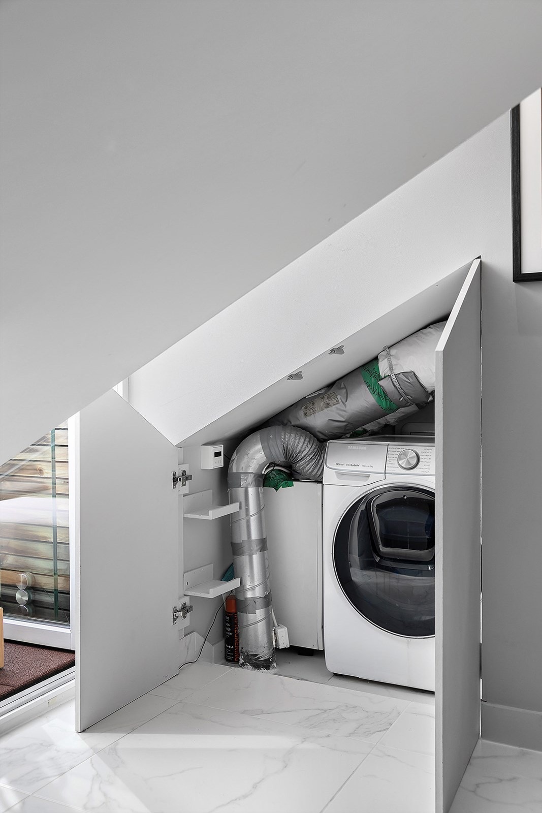 Flere plassoptimaliserte soner med smart oppbevaring - Opplegg for vaskemaskin. Galleribilde