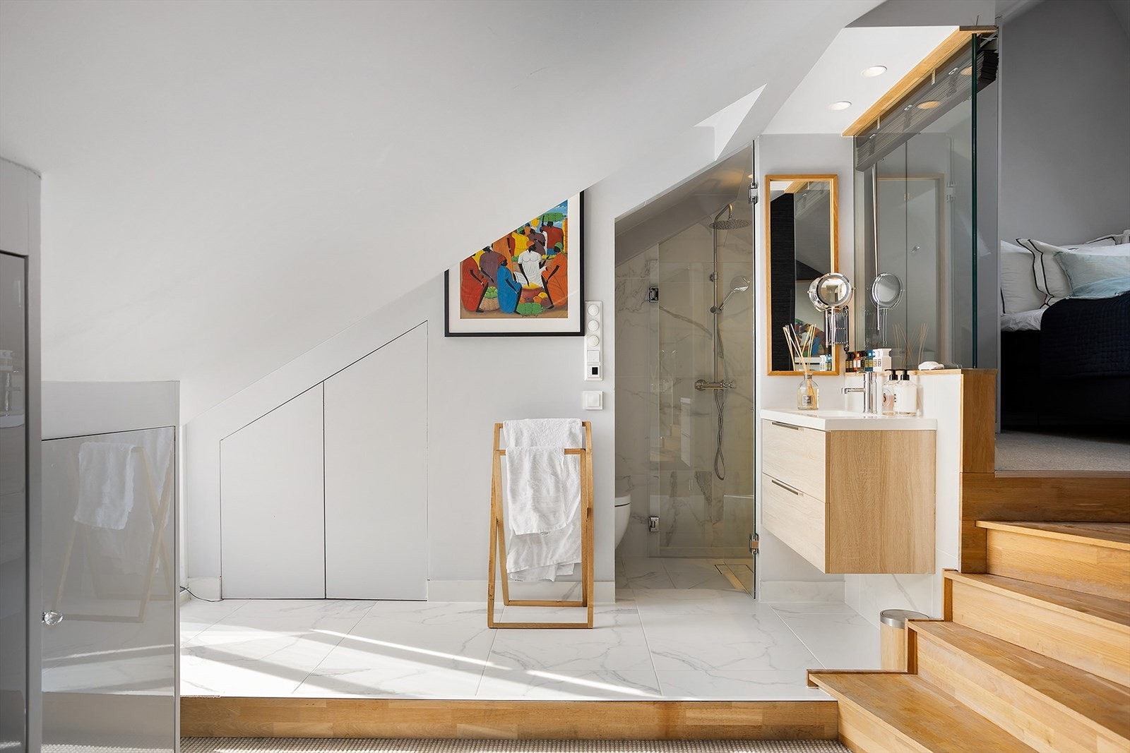 I boligens øvre plan finner du et moderne og romslig baderom - Smakfull utførelse med nærhet til hovedsoverommet. Galleribilde