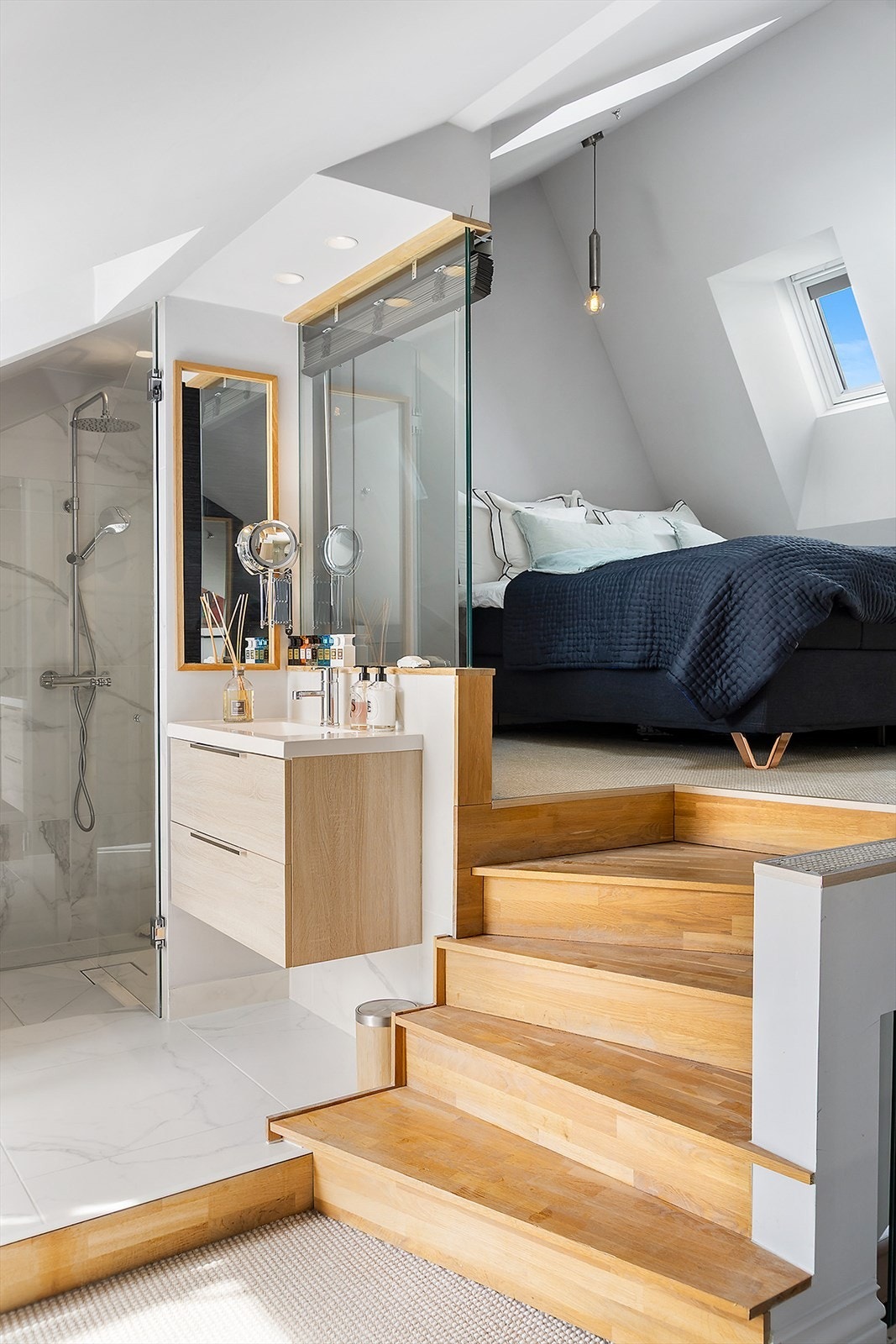 Boligen har en unik utførelse som byr på kombinasjonen av ro og luksus. Galleribilde