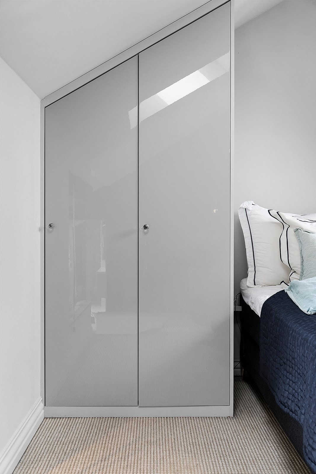 Smart garderobeløsning fra gulv til tak - Skreddersydd for maksimal plassutnyttelse. Galleribilde