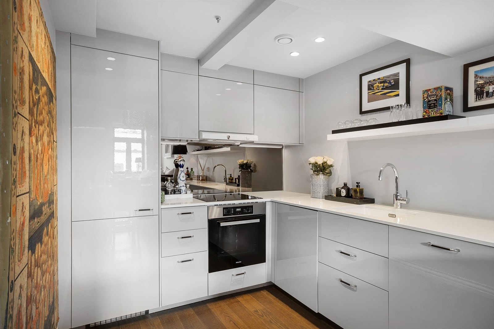 Tidløse fargevalg og glatte fronter - Her har du rikelig med både skap- og benkeplass. Galleribilde