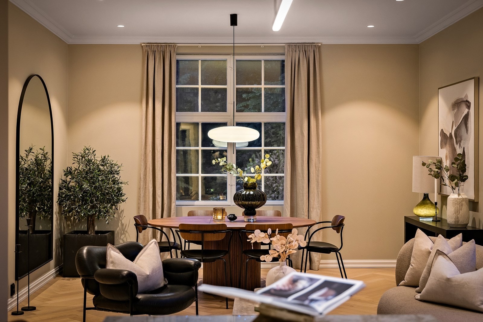 Boligen ligger skjermet til i høy 2.etasje med frodig utsyn mot parken Galleribilde