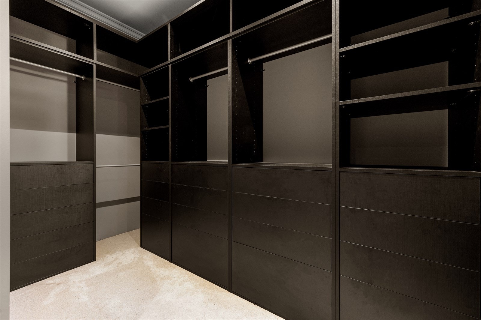 Romslig "walk-in"-garderobe med god plass til oppbevaring Galleribilde