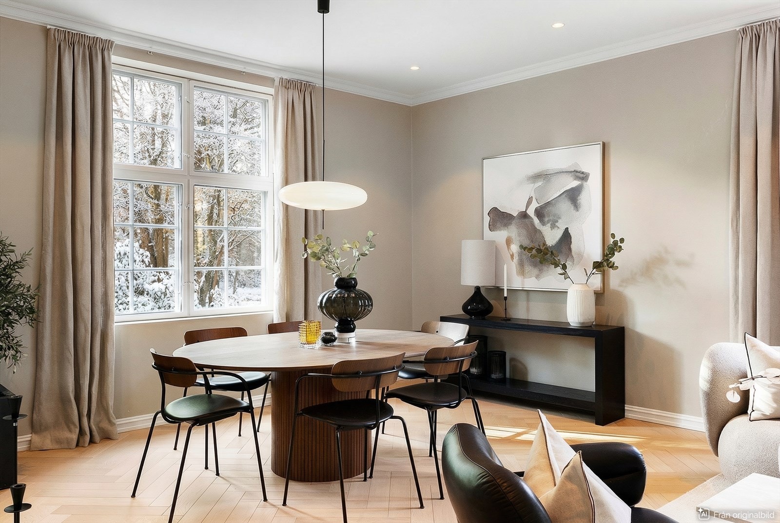 Spisestue med god plass til middagsselskap Galleribilde
