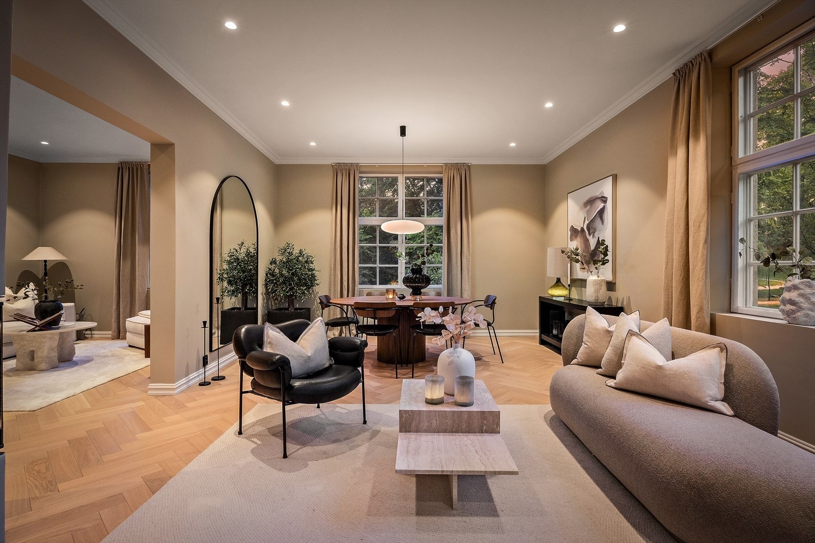 God plass til stort spisebord - Perfekt for sosiale sammenkomster Galleribilde