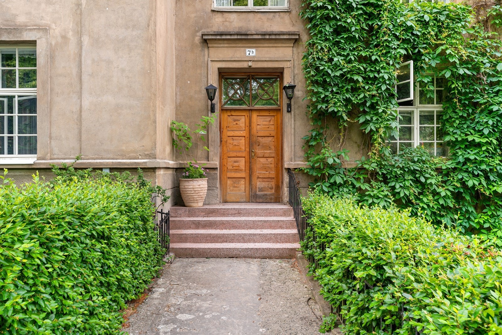 Svært hyggelig og grønt inngangsparti Galleribilde