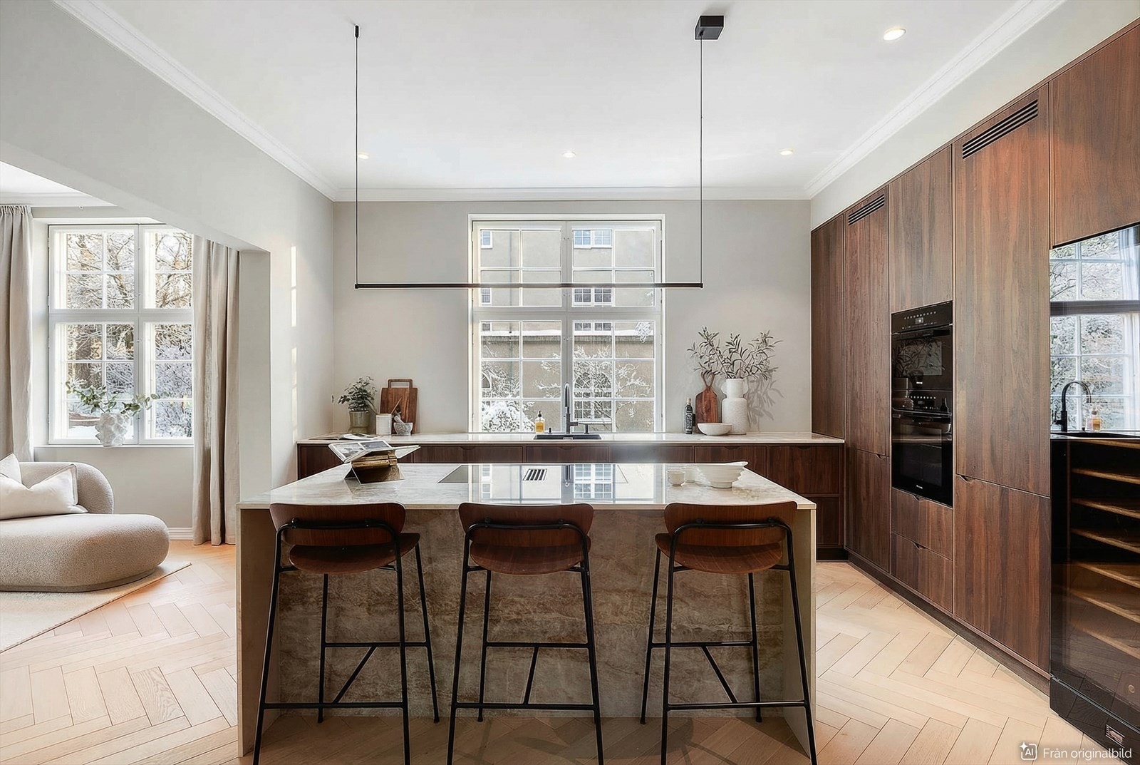 Leiligheten har luftige rom med god takhøyde og store vindusflater Galleribilde