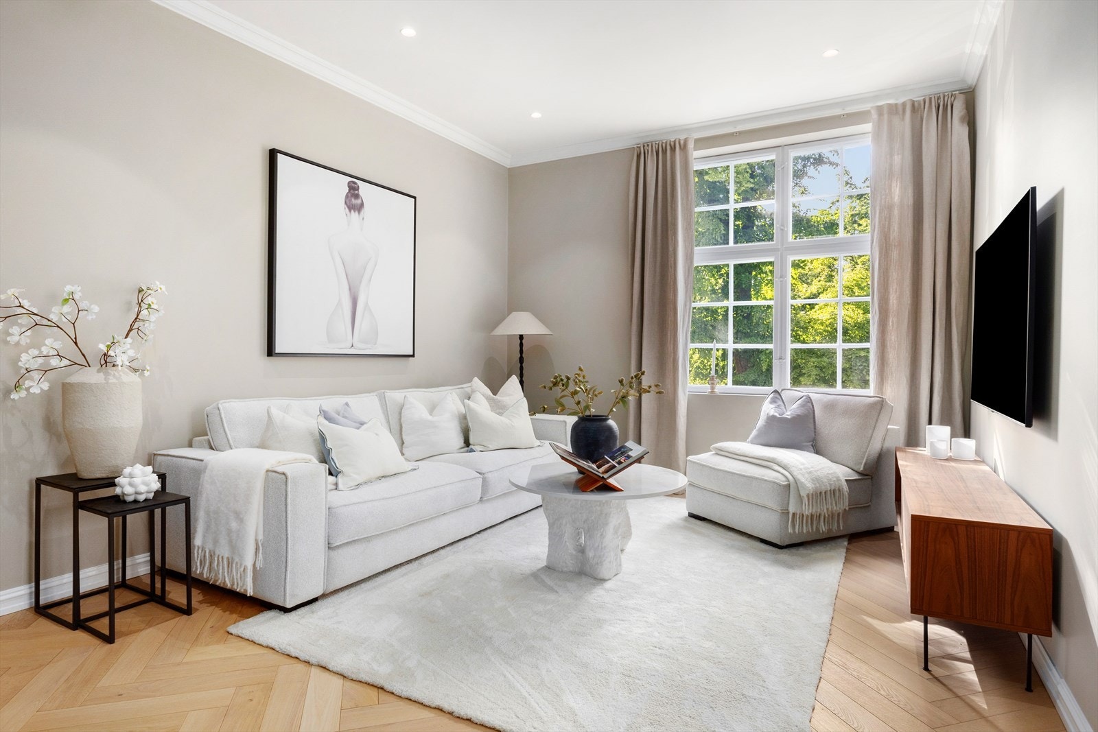 Gulv med fiskebensparkett og varme fortsetter sømløst inn i oppholdsrommene Galleribilde