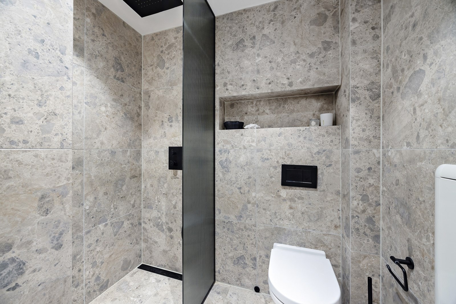 Egen nisje til regnfallsdusj og WC Galleribilde