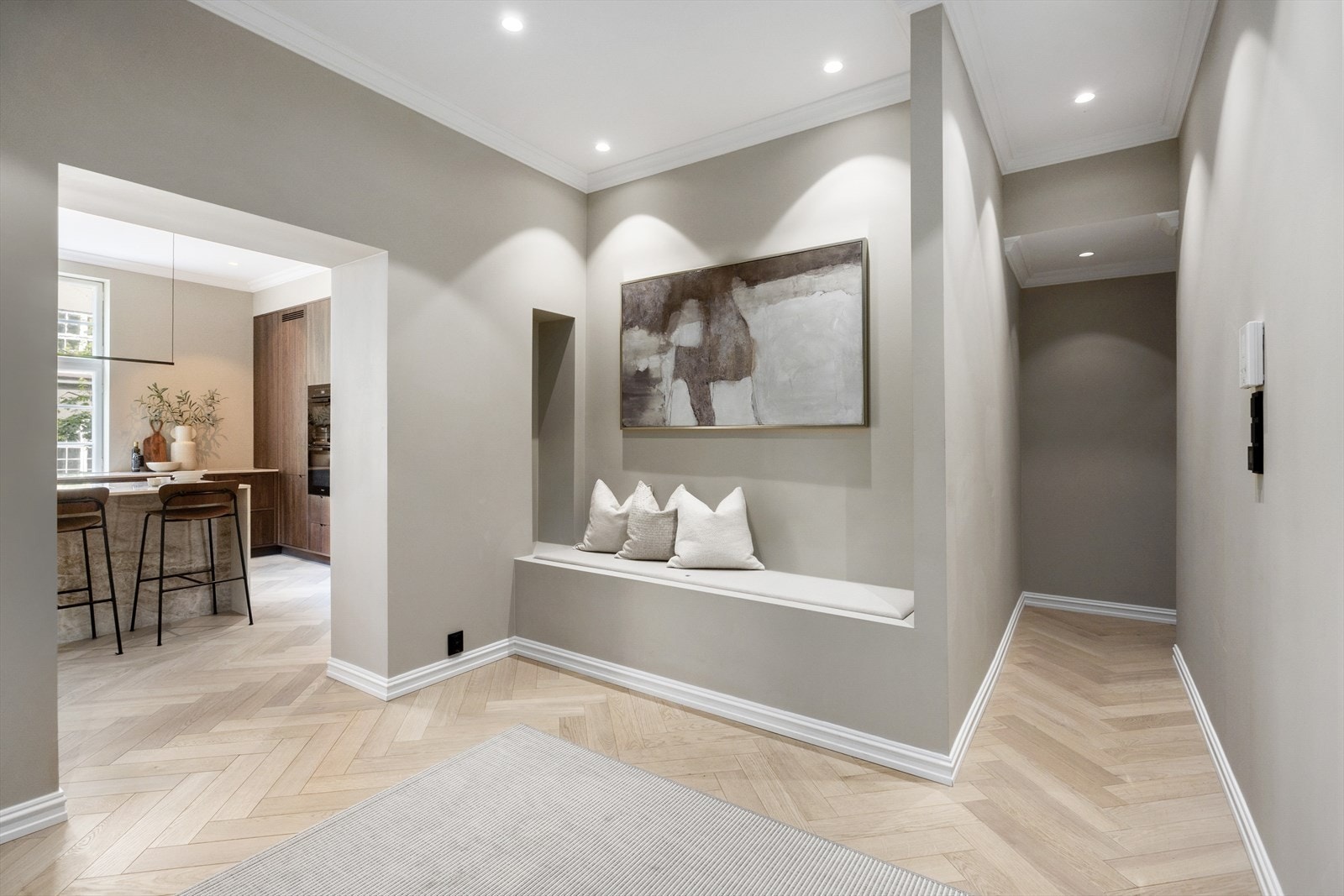 Innbydende og romslig entré som gir et flott førsteinntrykk av boligen Galleribilde