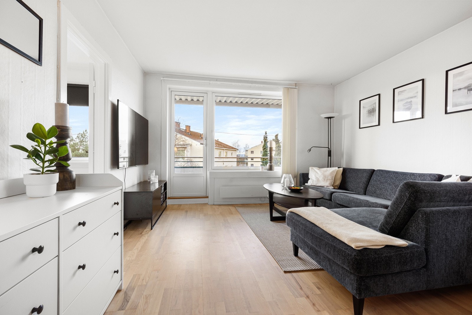 I stuen er det fin plass til spisegruppe og sofamøblement. Galleribilde