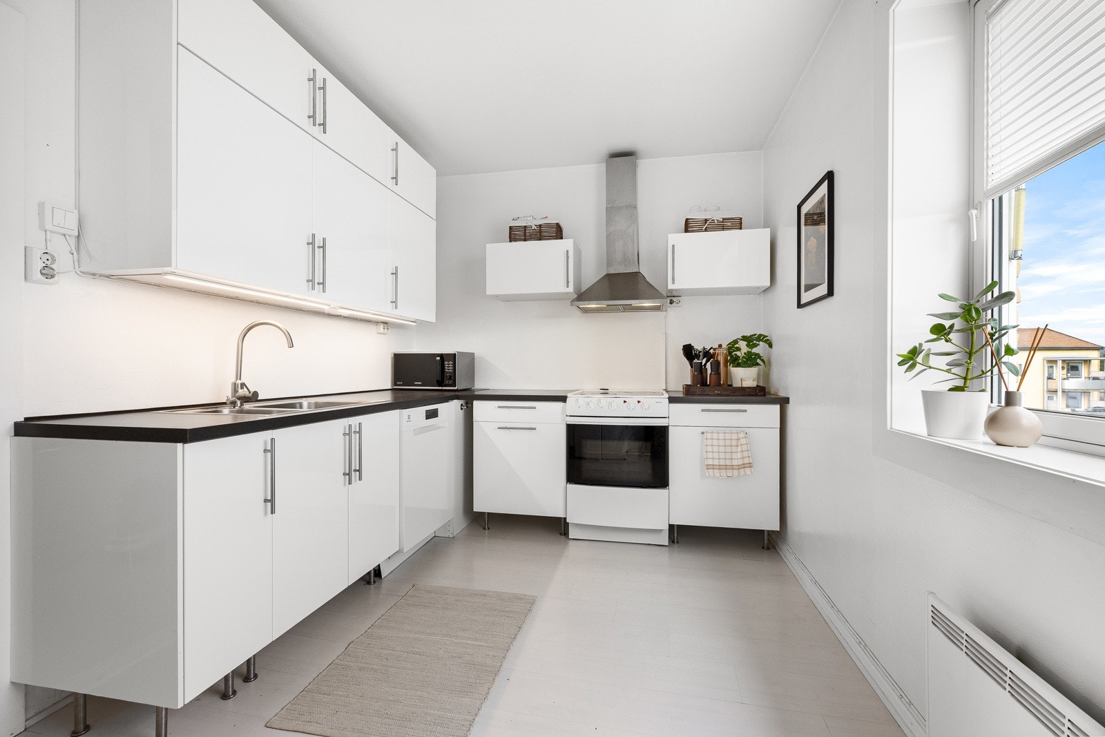 Lys kjøkkenfronter med laminat benkeplate. Galleribilde