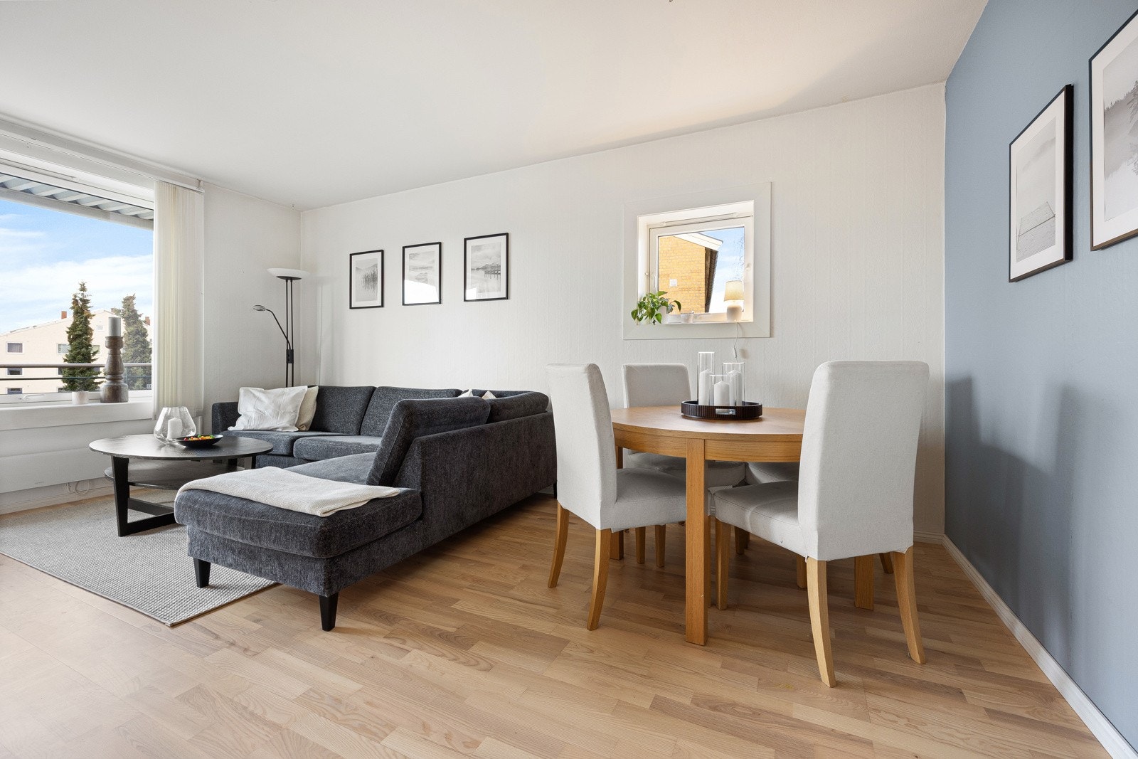 Det er vindusflater i tre retninger, som gir en fleksibel og god planløsning, samt gode innvendige lysforhold. Galleribilde