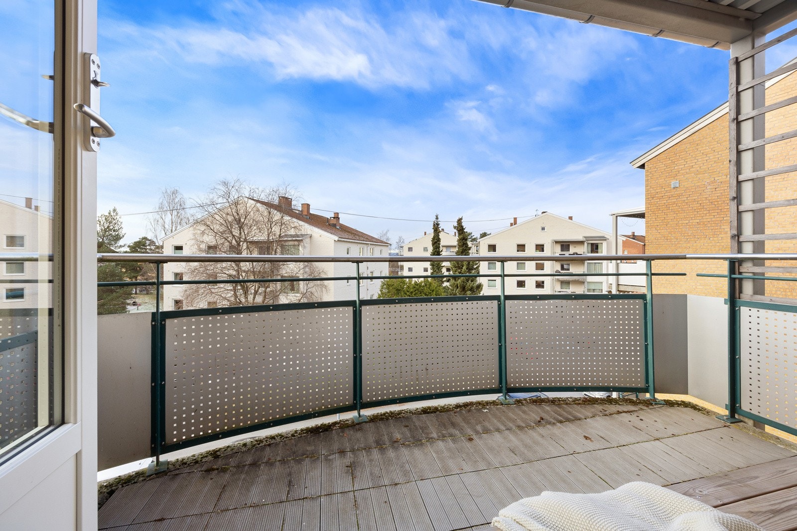 Romslig balkong med gode solforhold. Her er det fin plass til utemøblement, planter og grill. Galleribilde